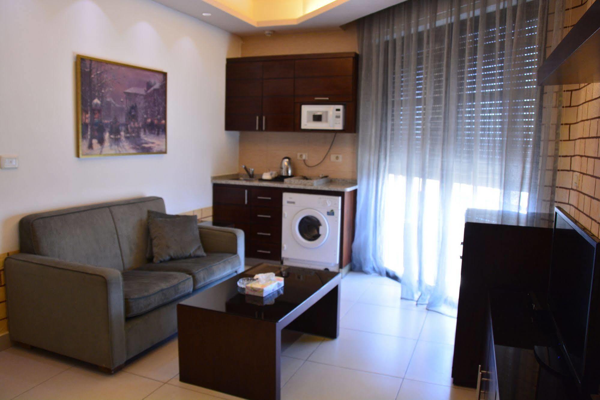 Nadine Hotel Suites Amman Buitenkant foto