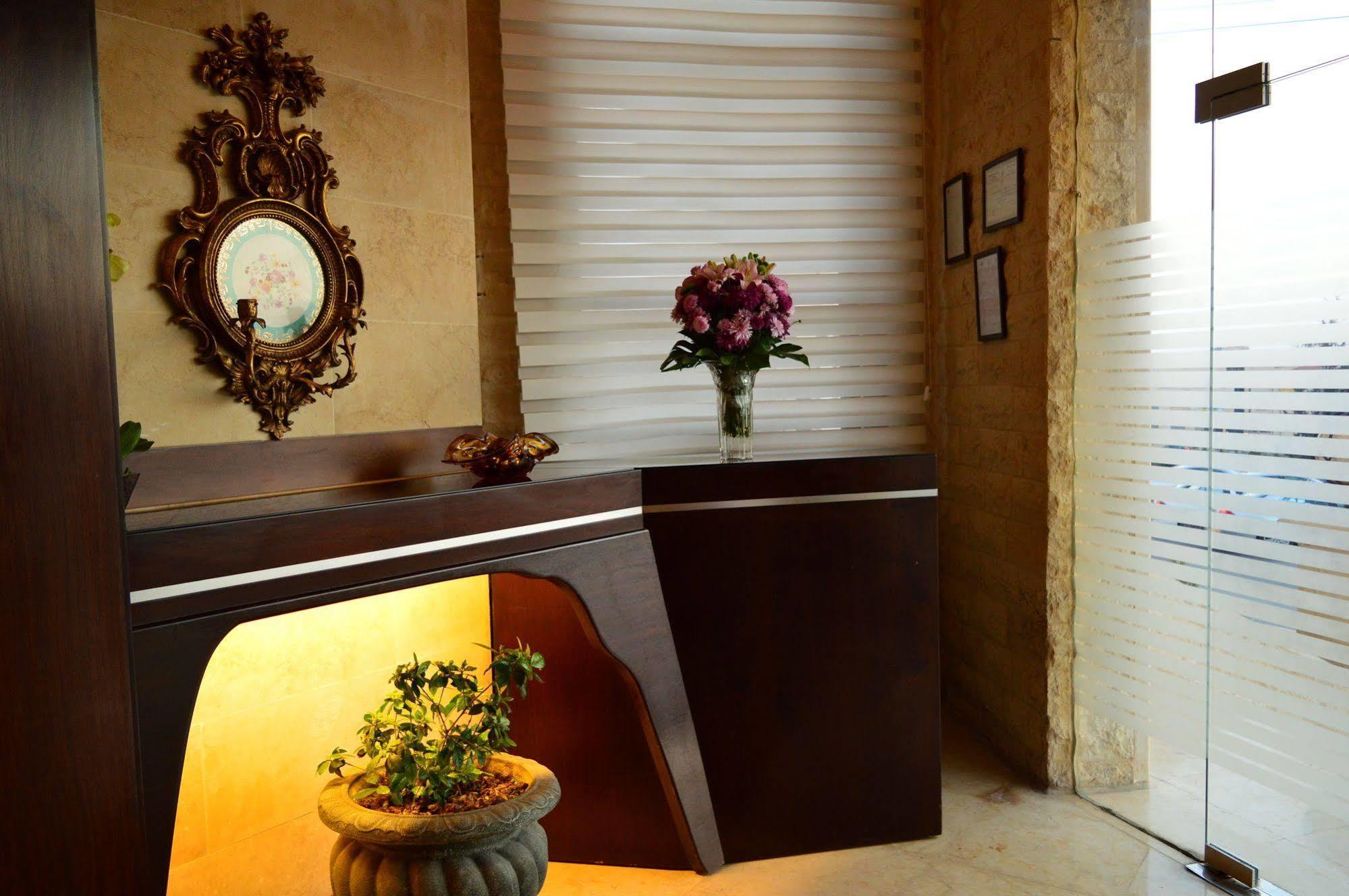 Nadine Hotel Suites Amman Buitenkant foto